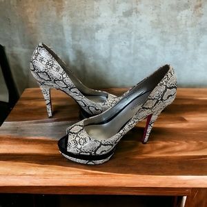 Shoe Dazzle Black and white snake skin print stilettos size 8.5